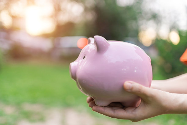 持有储蓄罐图片下载