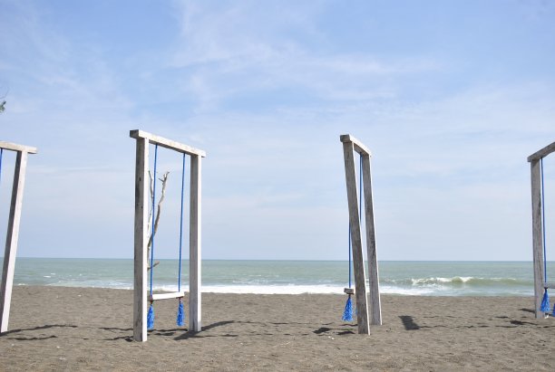 沙滩上的木制秋千图片下载