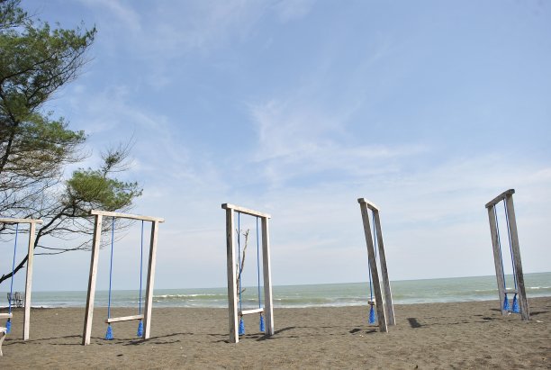 沙滩上的木制秋千图片下载