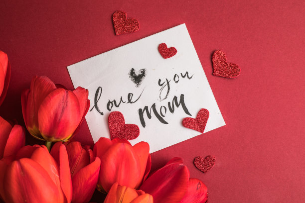 爱您的妈妈，背景伴着夏日春花。情人节，母亲节，妇女节，春天的概念。平铺，俯视图，拷贝空间图片下载