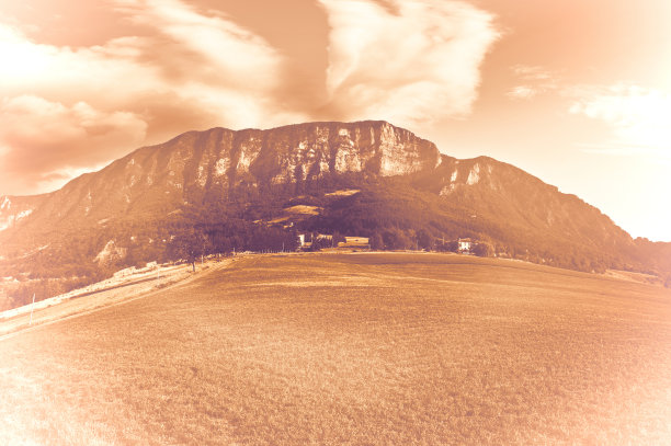 法国阿尔卑斯山荒芜的田野图片下载