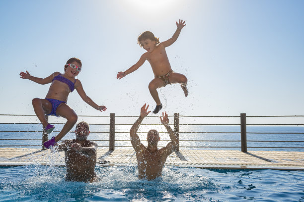 游泳池里快乐的人们图片下载