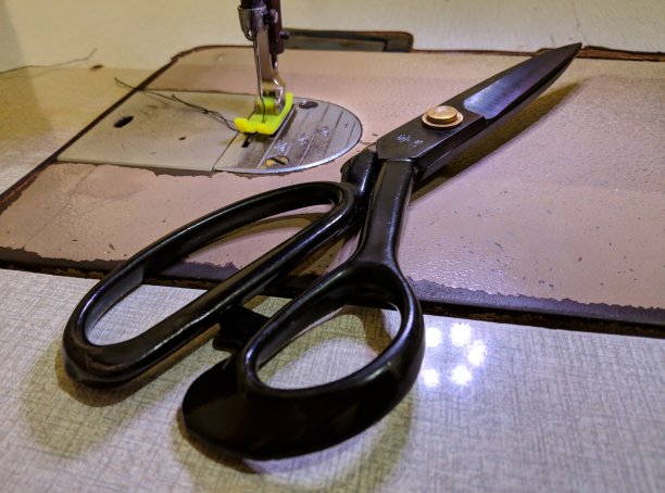 裁缝用的黑色剪刀图片下载