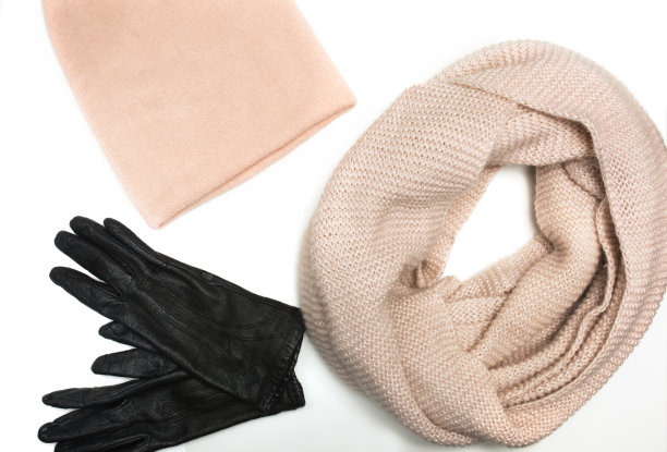 一套针织粉色帽子，围巾和皮手套在白色背景图片下载