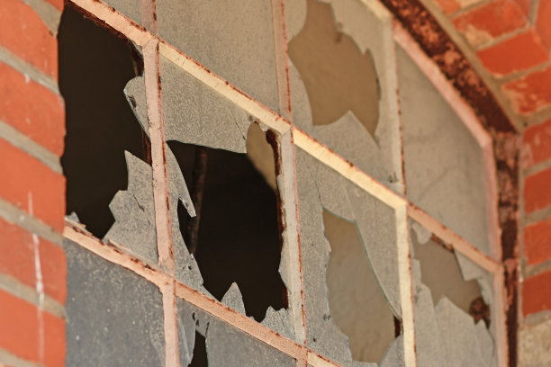 关闭装有碎玻璃的安装窗图片下载