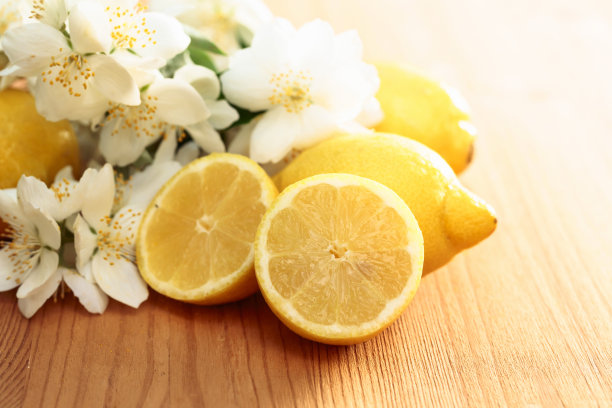 盛开的茉莉花和柠檬木背景。图片下载