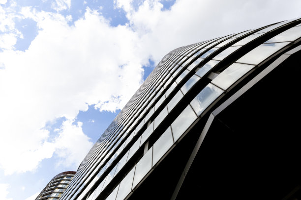 低视角的现代公寓楼，背景与复制空间图片下载