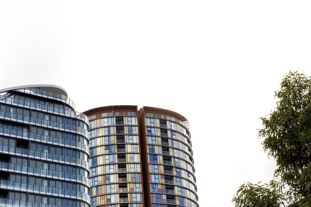 现代公寓楼，背景与复制空间图片下载
