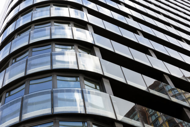 低视角的现代公寓楼，背景与复制空间图片下载