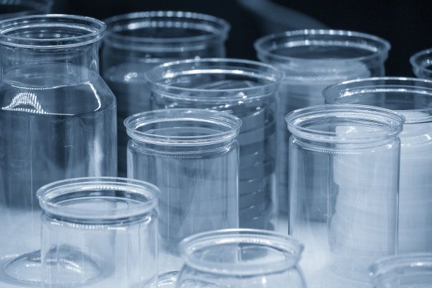 浅蓝色场景中的一组透明塑料容器。图片下载