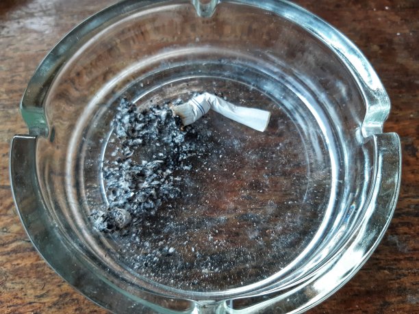 香烟和烟灰缸图片下载