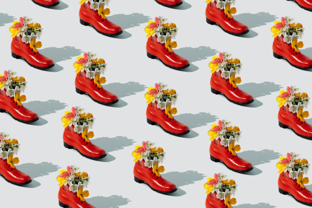 简约的时尚概念与红色的鞋和春天的彩色花朵在白色的背景。环保和可持续发展理念。时尚的夏季模式。图片下载