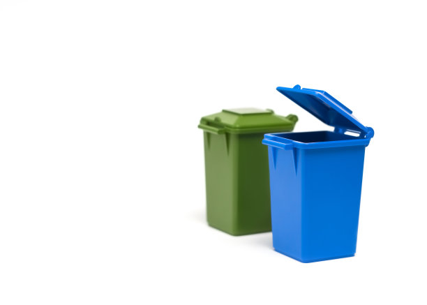 蓝色和绿色的垃圾桶立在白色的背景上图片下载