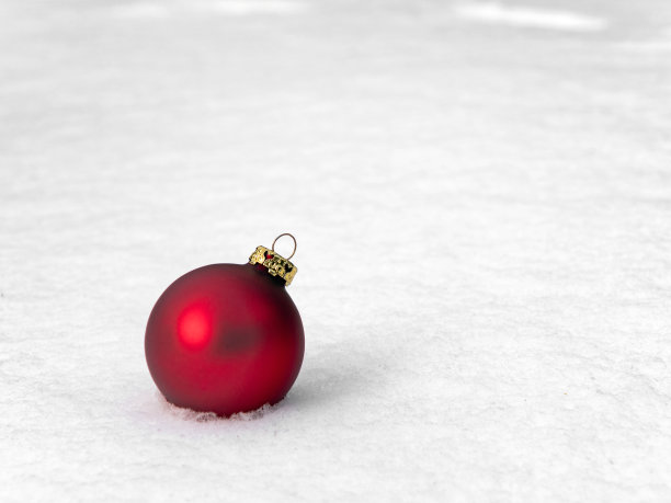 雪中红色的圣诞树球图片下载