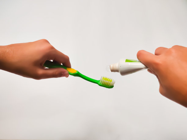 孩子们拿着牙刷和牙膏的手图片下载