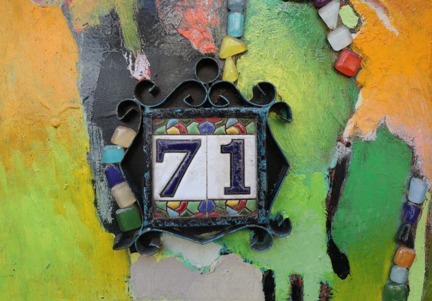 街道地址号码与号码的老式陈腐的方形金属锈斑。图片下载