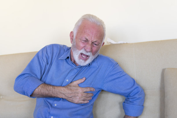肖像的一个老年人与慢性心血管问题和疼痛。图片下载