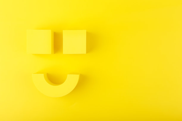 快乐的微笑符号在黄色背景与复制空间图片下载