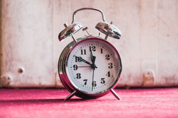 红白背景的复古闹钟图片下载