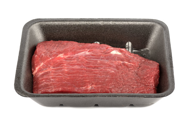 生牛肉在托盘孤立在白色背景。图片下载