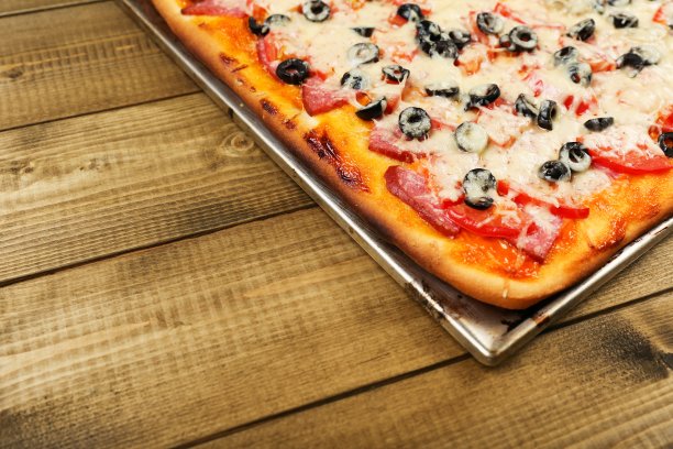 木桌上有自制的披萨图片下载
