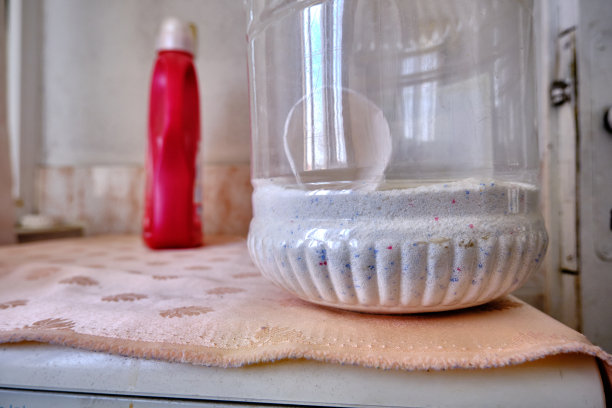 彩色衣物的洗涤剂和洗涤剂图片下载