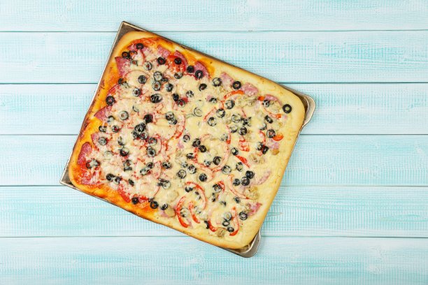 自制披萨在普罗旺斯的桌子上图片下载