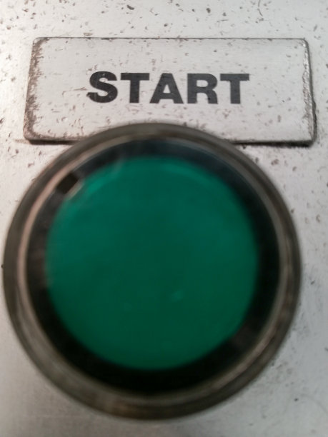 关闭绿色按钮与启动板指示一台机器的操作图片下载