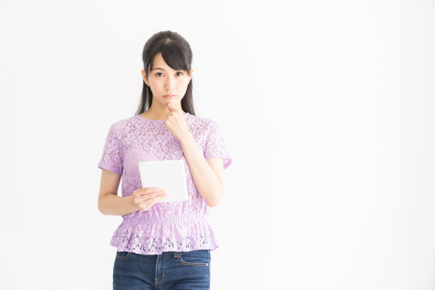 迷人的亚洲女性看到平板电脑，会想，图片下载