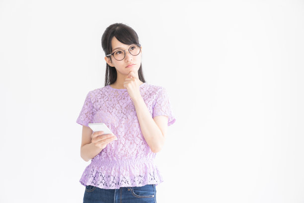 有魅力的亚洲女性看到平板电脑，就会想，图片下载