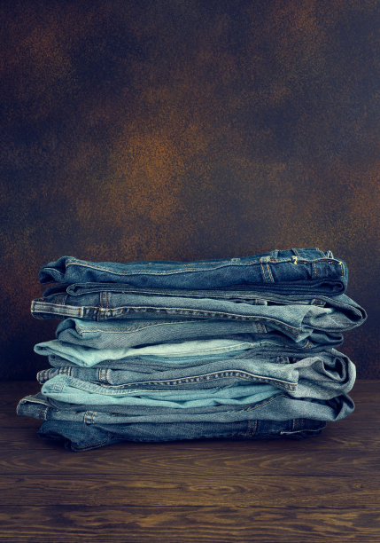 木架上的牛仔裤，复古风格图片下载