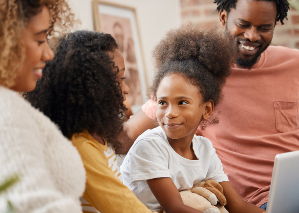 一个年轻的家庭花时间在一起，在家里使用数字平板电脑的照片图片下载