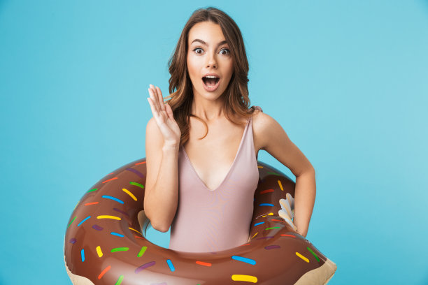 一个穿着泳衣的兴奋女孩的肖像图片下载