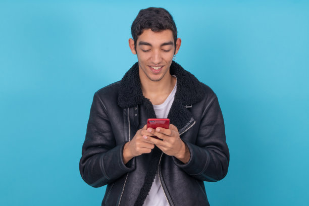 时尚的年轻人孤立在颜色的背景图片下载