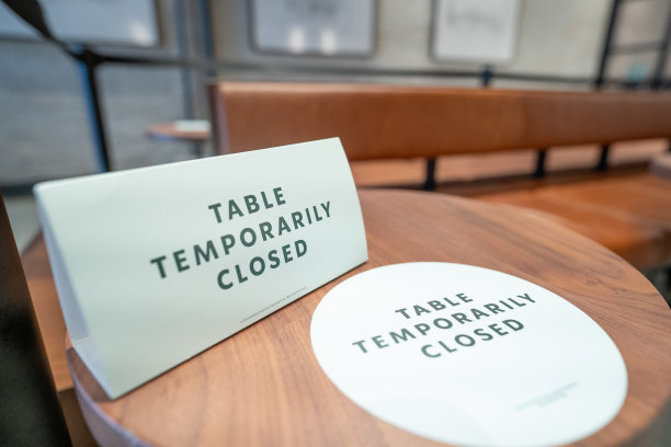 在新冠肺炎大流行期间暂时关闭咖啡馆的桌子。关闭视图。图片下载