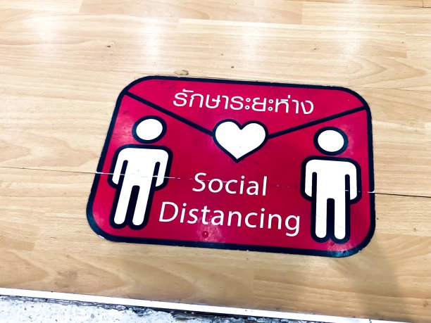 请保持距离警告标志在地上。图片下载