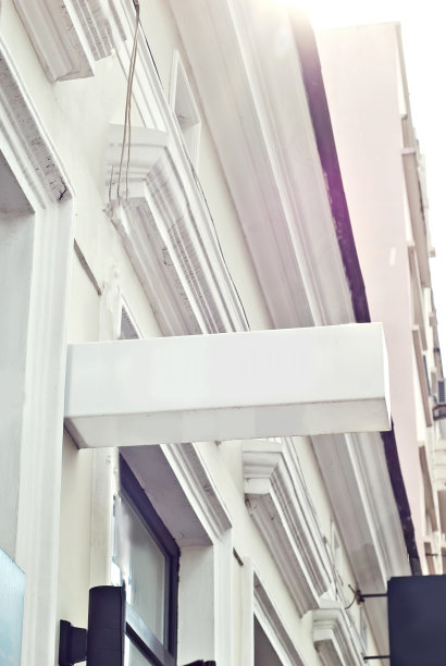 建筑上的长方形标志。复制空间和空间的文本。设计的模型。广告空白模板。图片下载