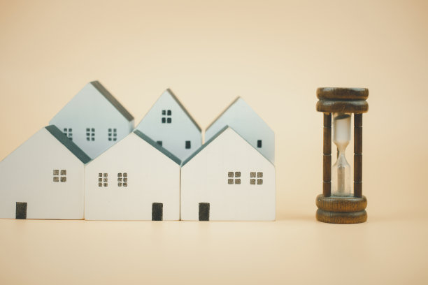 微型木屋和沙漏。抵押和贷款概念。该交税了图片下载