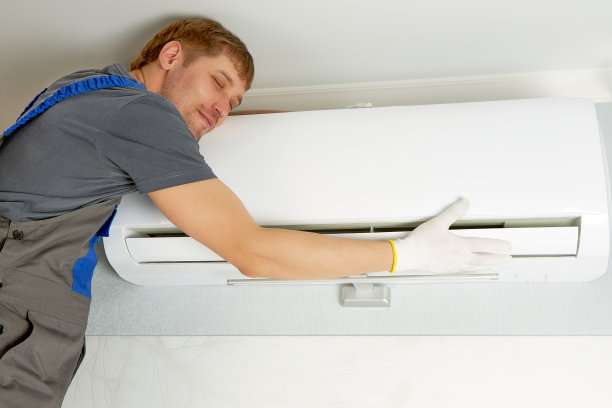 这位空调维修大师热爱自己的工作图片下载