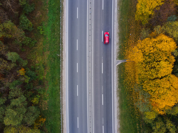 秋季公路鸟瞰图图片下载