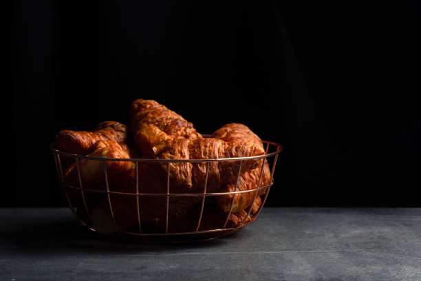 深色背景上是新鲜出炉的黄油牛角面包。图片下载