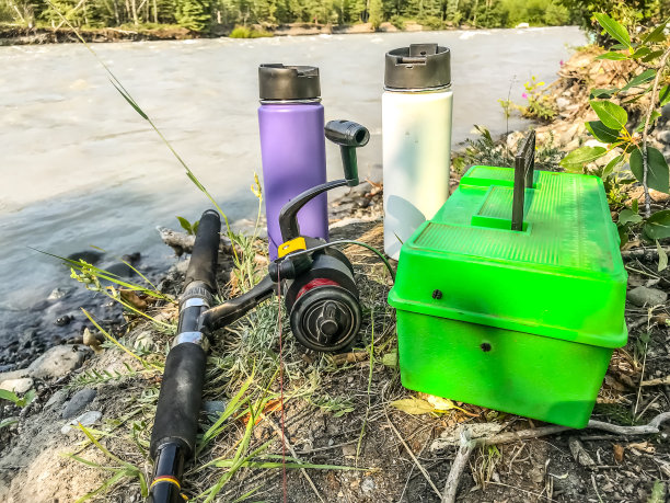 夏天在阿拉斯加钓鱼图片下载