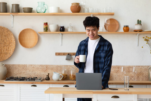 家庭舒适办公室，远程在线工作，新冠肺炎期间的新常态图片下载