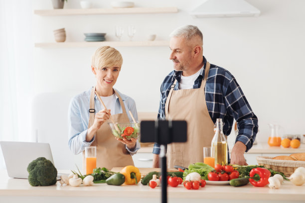 情侣们一起做饭，解释食谱，用智能手机摄像头和三脚架为视频博客和社交媒体录制视频图片下载