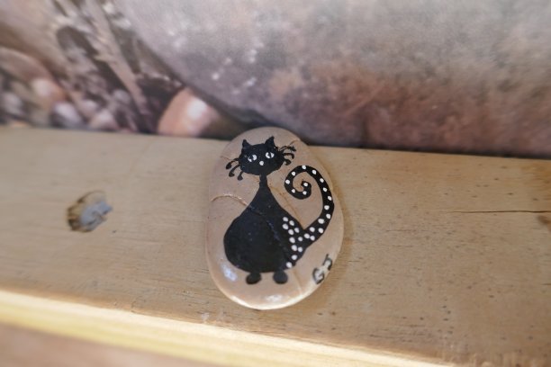 黑猫卡通画在善良的岩石上图片下载