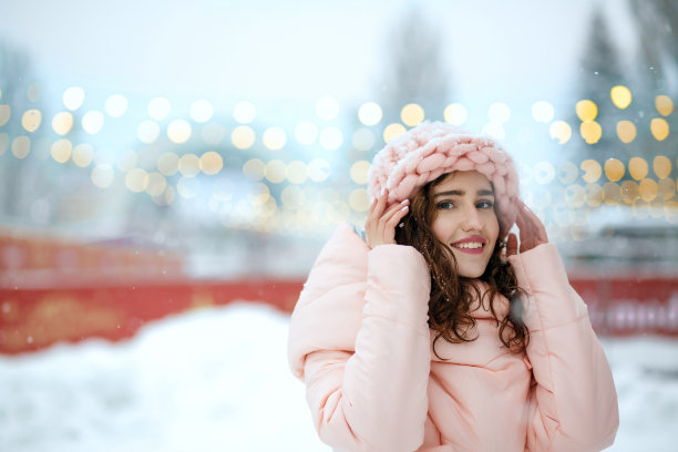 冬季肖像时尚的黑发年轻女士穿着温暖的时髦的服装，走在基辅圣诞集市。空间的文本图片下载