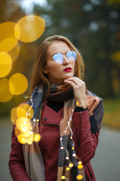 可爱的女孩摆着花环图片下载