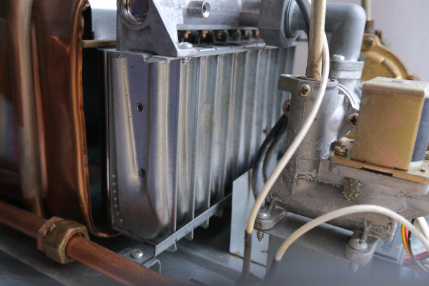 铜燃气热水器，工艺设备，管道，电线。图片下载