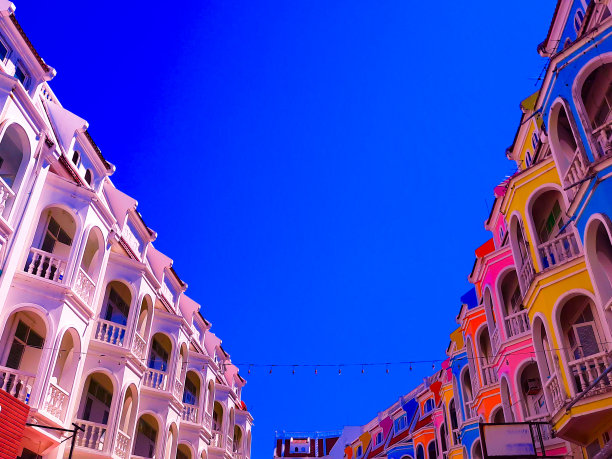 低角度视角，美丽的古两排上层立面。图片下载