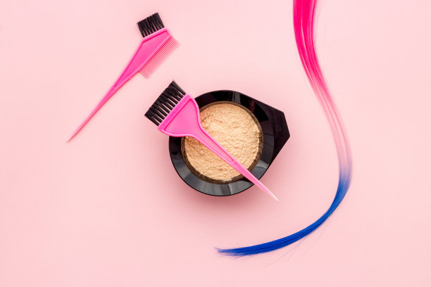 用发酵罐和刷发廊工具染发图片下载